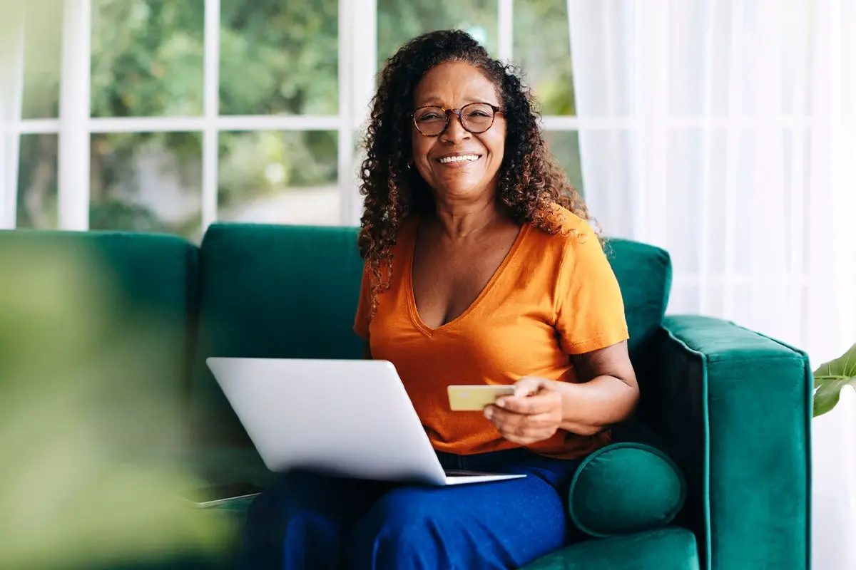 Uso do débito online cresce acima da média nos últimos anos, diz Abecs 