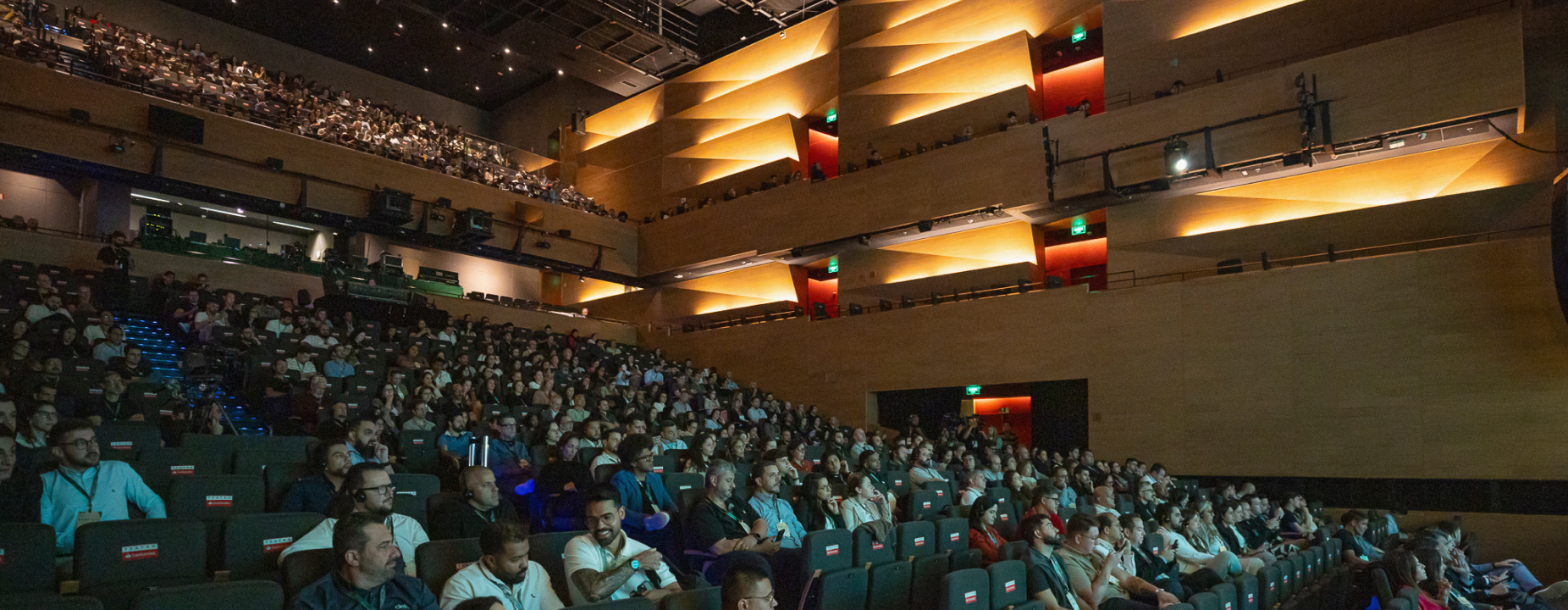 Auditório do 19º CMEP com plateia assistindo ao painel de encerramento da edição que marcou os 55 anos da Abecs