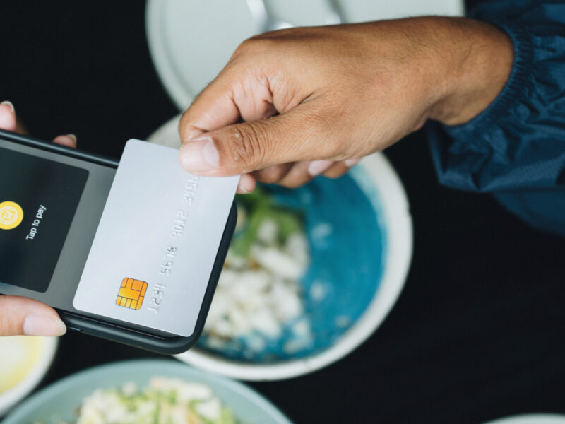 Tap on phone cresce 114,6% no 1º tri/26 e movimenta R$ 27,1 bilhões