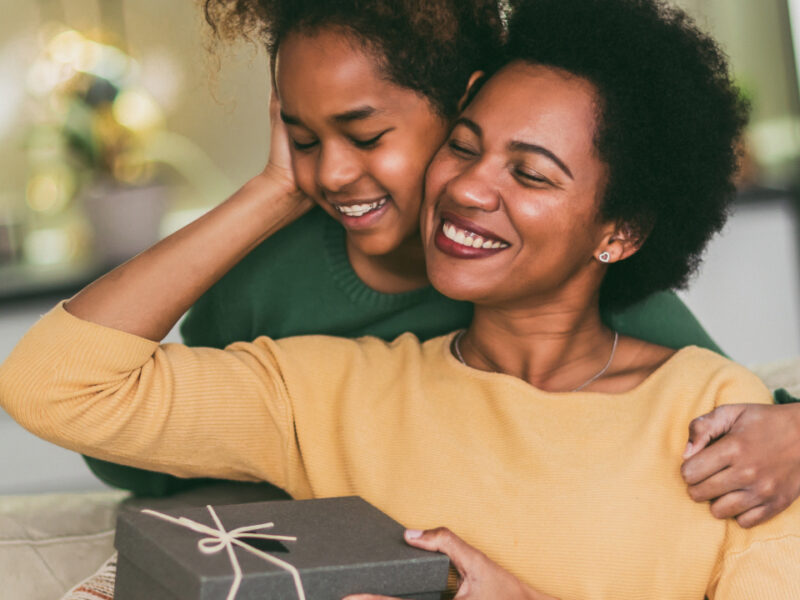 Dia das Mães deve movimentar R$ 17 bilhões em 2026, aponta pesquisa Abecs/Datafolha