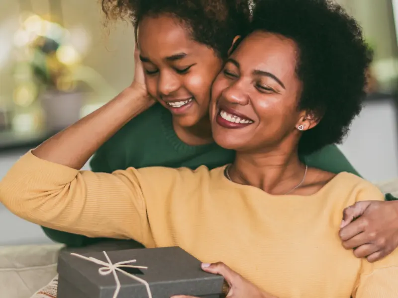 Dia das Mães deve movimentar R$ 17 bilhões em 2026, aponta pesquisa Abecs/Datafolha