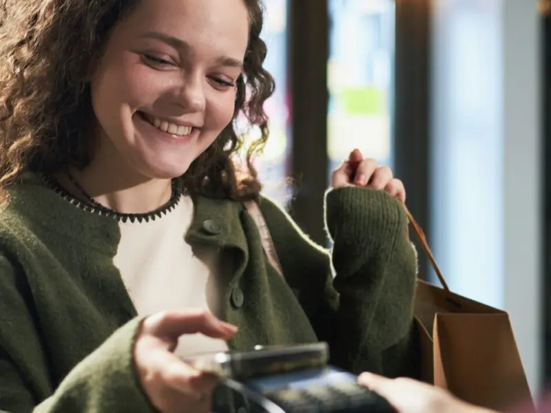 Carteira digital: jovens brasileiros lideram adoção e antecipam o futuro dos pagamentos